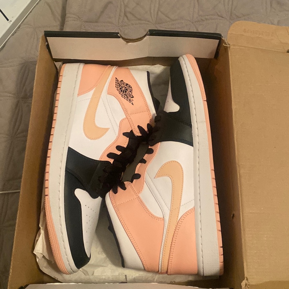 Air Jordan mid 1